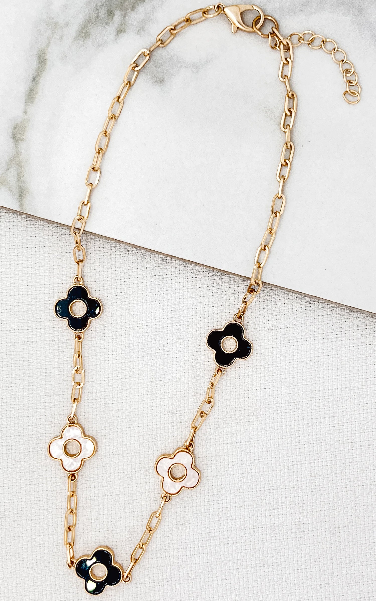 Short Gold Necklace With Black And White Fluers